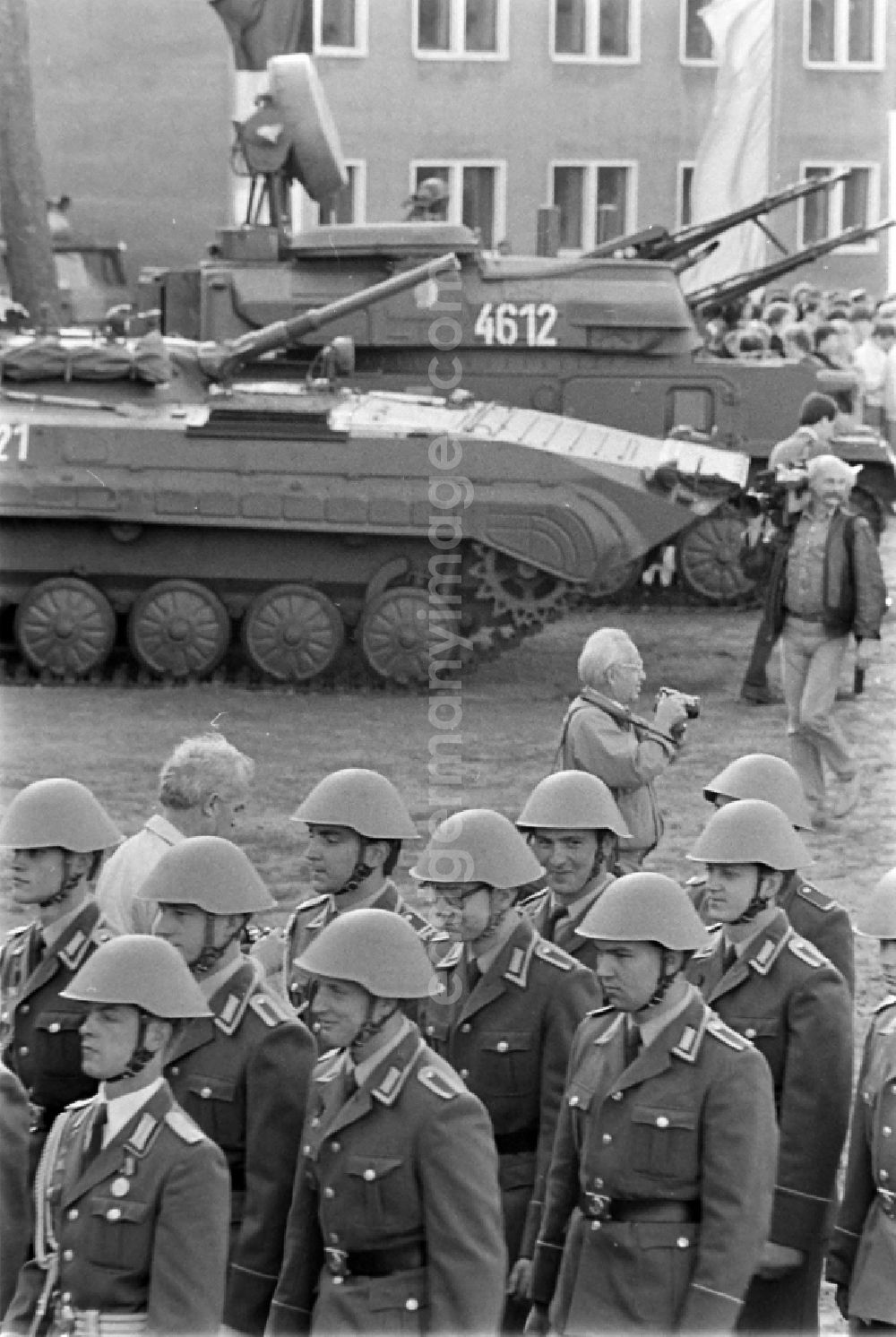GDR photo archive: Goldberg - Parade formation and march of soldiers and officers of Panzer Regiment 8 (PR-8) on the occasion of the ceremonial and media-effective dissolution of the troop unit on the grounds of the Artur-Becker barracks in Goldberg in the state of Mecklenburg-Western Pomerania in the area of the former GDR, German Democratic Republic