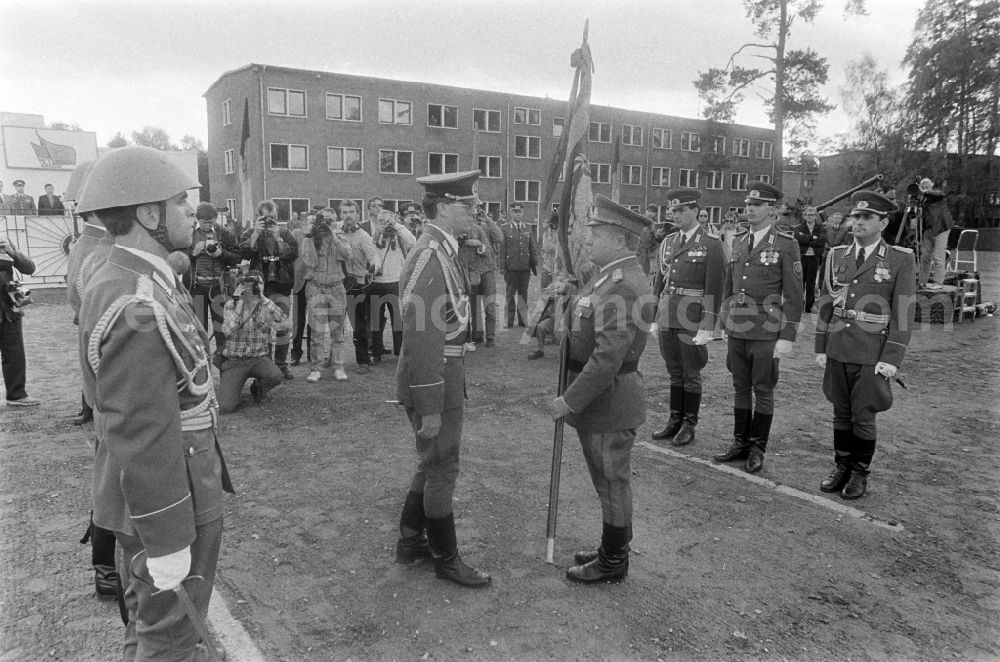 Goldberg: Return of the troop flag before the parade formation and march of soldiers and officers of Panzer Regiment 8 (PR-8) on the occasion of the ceremonial and media-effective dissolution of the troop unit on the grounds of the Artur-Becker barracks in Goldberg in the state of Mecklenburg-Western Pomerania on the territory of the former GDR, German Democratic Republic