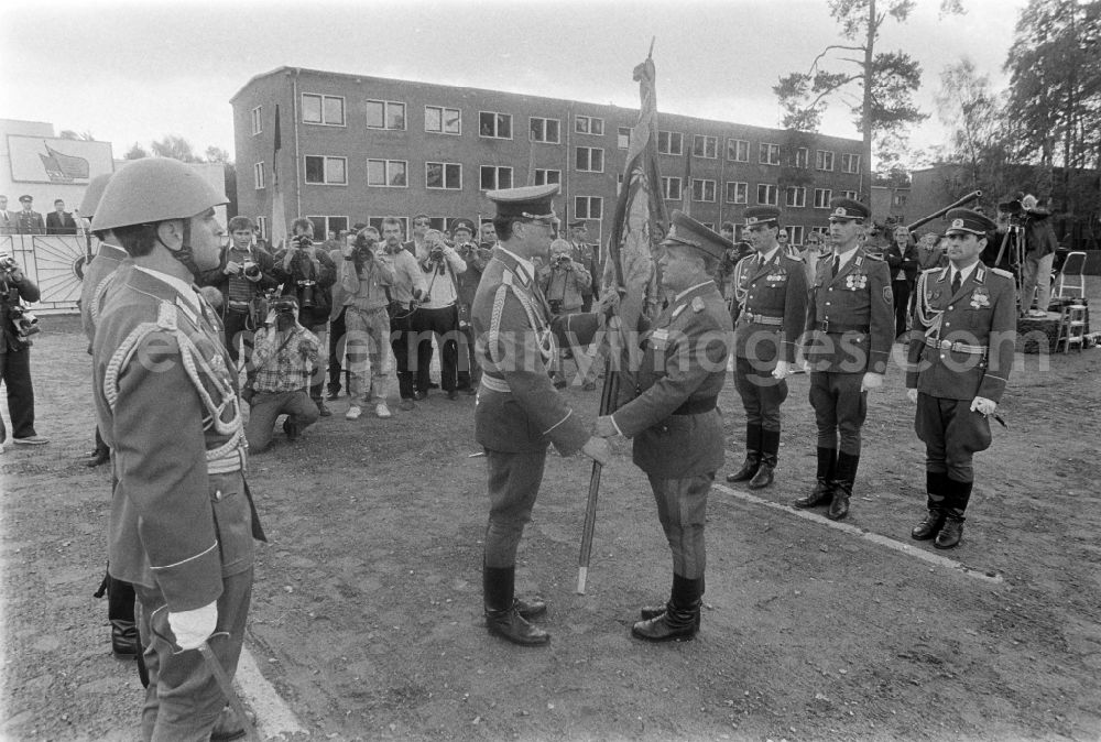 GDR image archive: Goldberg - Return of the troop flag before the parade formation and march of soldiers and officers of Panzer Regiment 8 (PR-8) on the occasion of the ceremonial and media-effective dissolution of the troop unit on the grounds of the Artur-Becker barracks in Goldberg in the state of Mecklenburg-Western Pomerania on the territory of the former GDR, German Democratic Republic