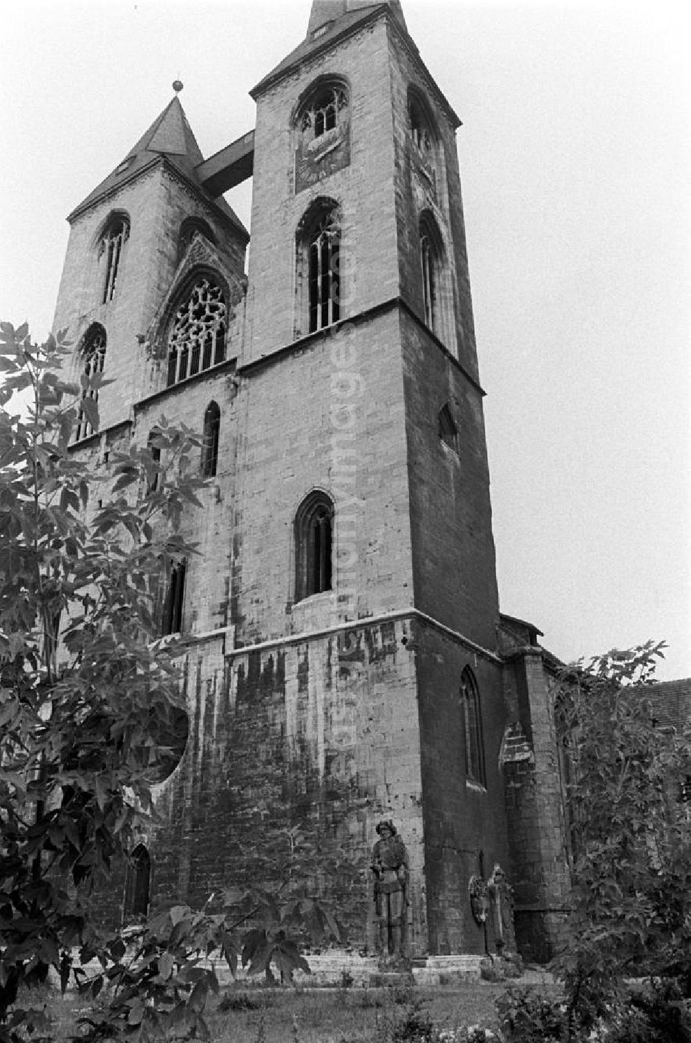 GDR picture archive: Halberstadt - Die Türme der Martinikirche in Halberstadt. Sie wurde zwischen 1250 und 135
