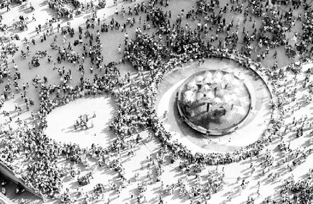 GDR photo archive: Berlin - Massen um den Alexanderplatz - Weltzeituhr anlässlich der 1