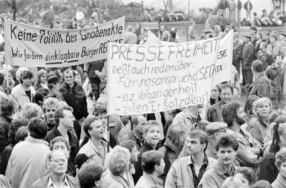 GDR photo archive: Berlin - Plakate mit zum Teil sehr originell formulierten politischen Forderungen werden gezeigt. Berlin erlebt am