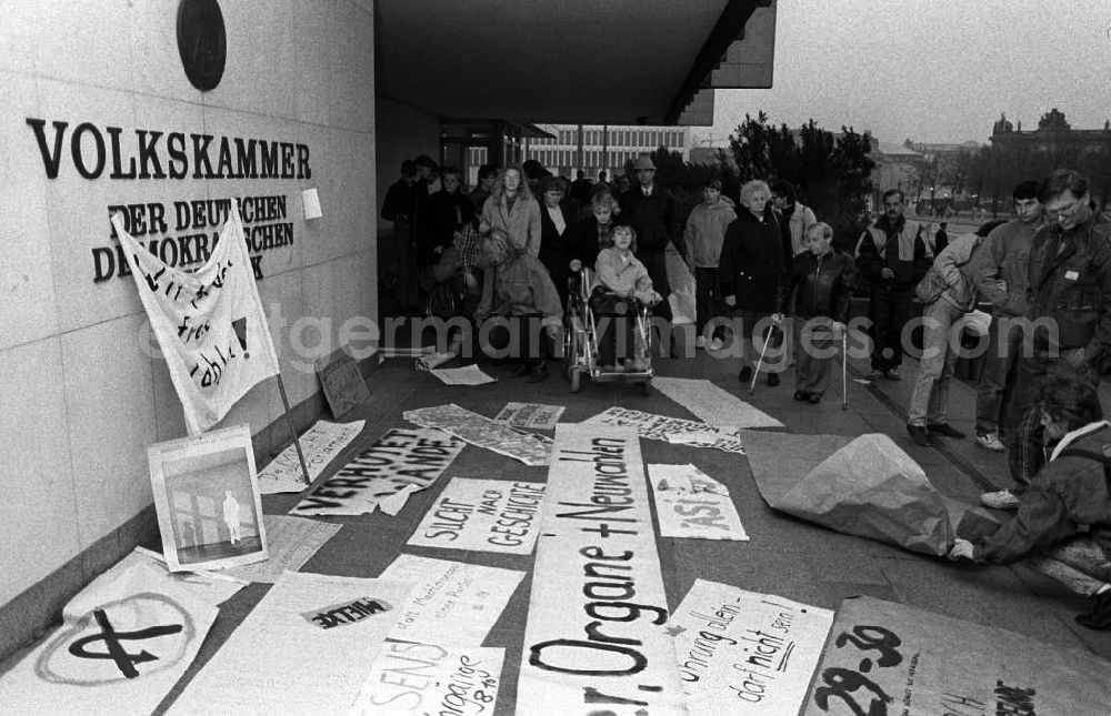 GDR image archive: Berlin - Plakate mit Forderungen werden vor dem Eingang der Volkskammer im Berliner Palast der Republik abgelegt. Berlin erlebt am