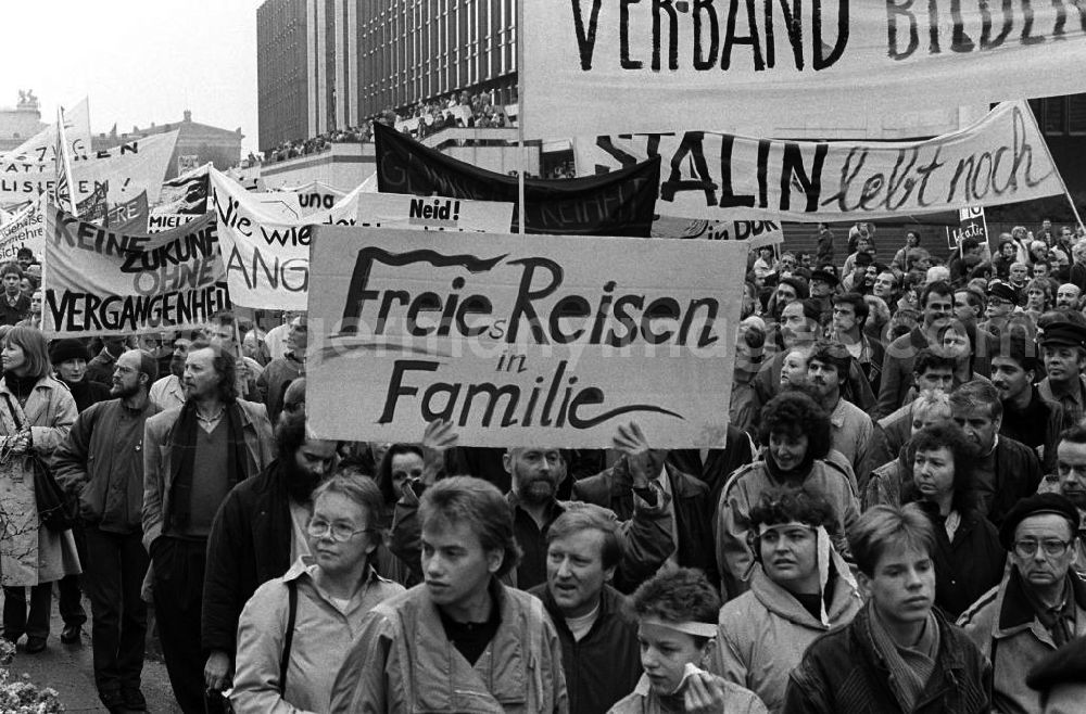 GDR picture archive: Berlin - Plakate mit politischen Forderungen werden am Berliner Palast der Republik mit dem Sitz der Volkskammer vorbei getragen. Berlin erlebt am