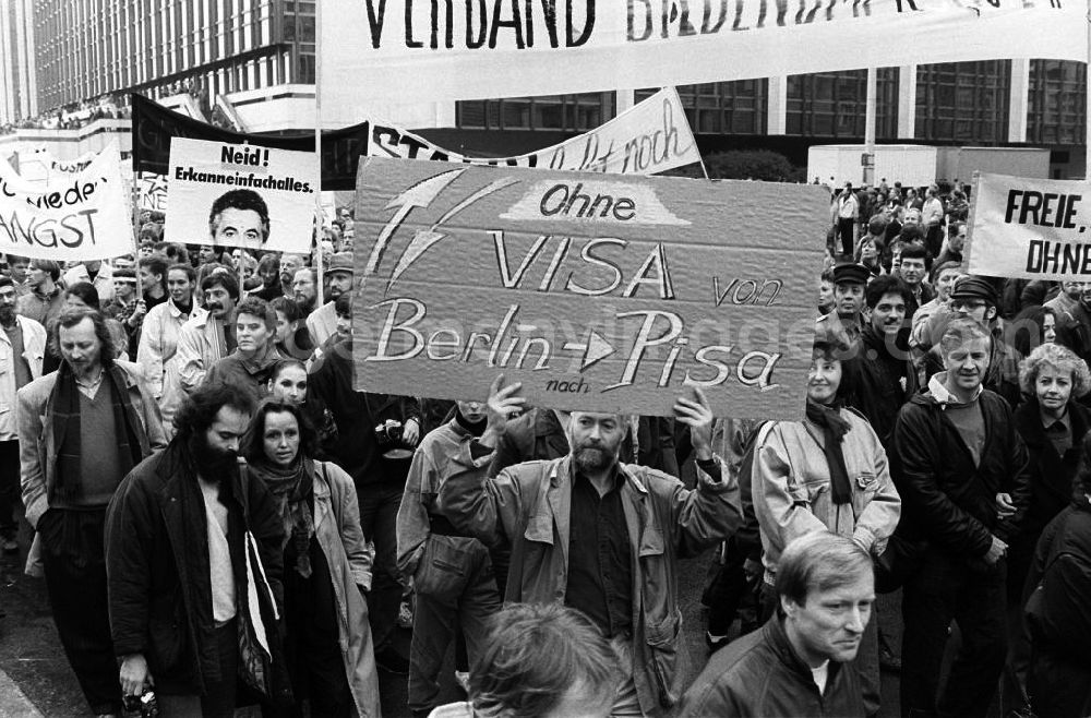 Berlin: Plakate mit politischen Forderungen werden am Berliner Palast der Republik mit dem Sitz der Volkskammer vorbei getragen. Berlin erlebt am