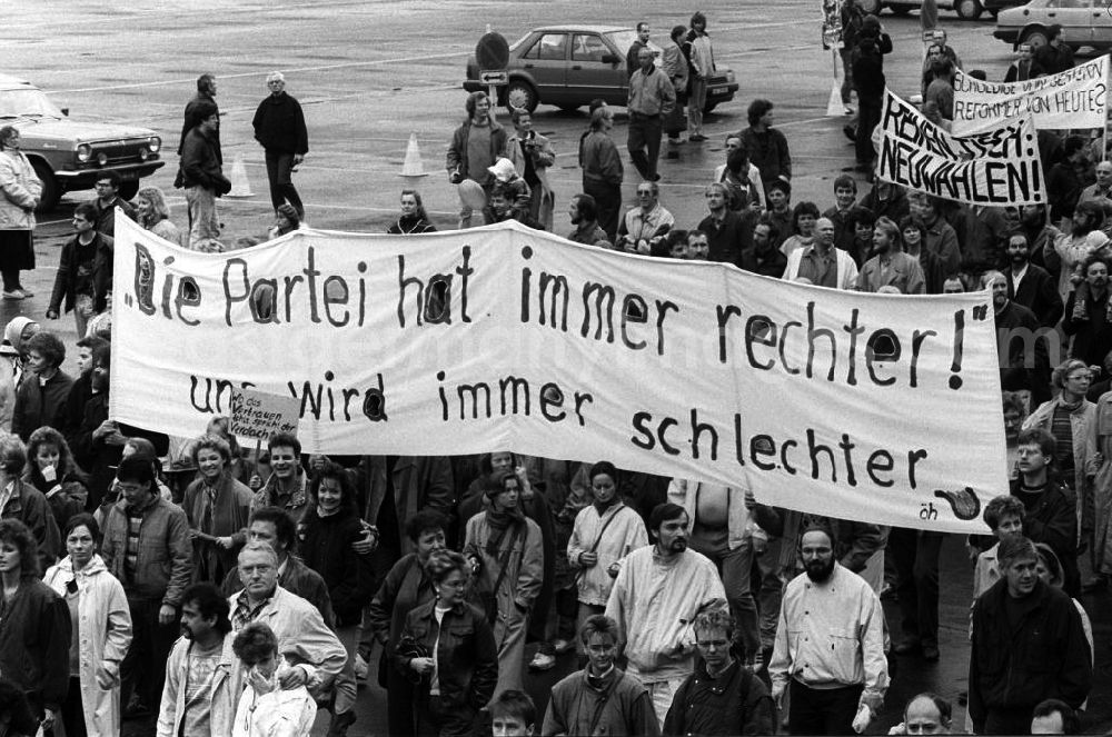 GDR image archive: Berlin - Plakate mit politischen Forderungen werden am Berliner Palast der Republik mit dem Sitz der Volkskammer vorbei getragen. Berlin erlebt am