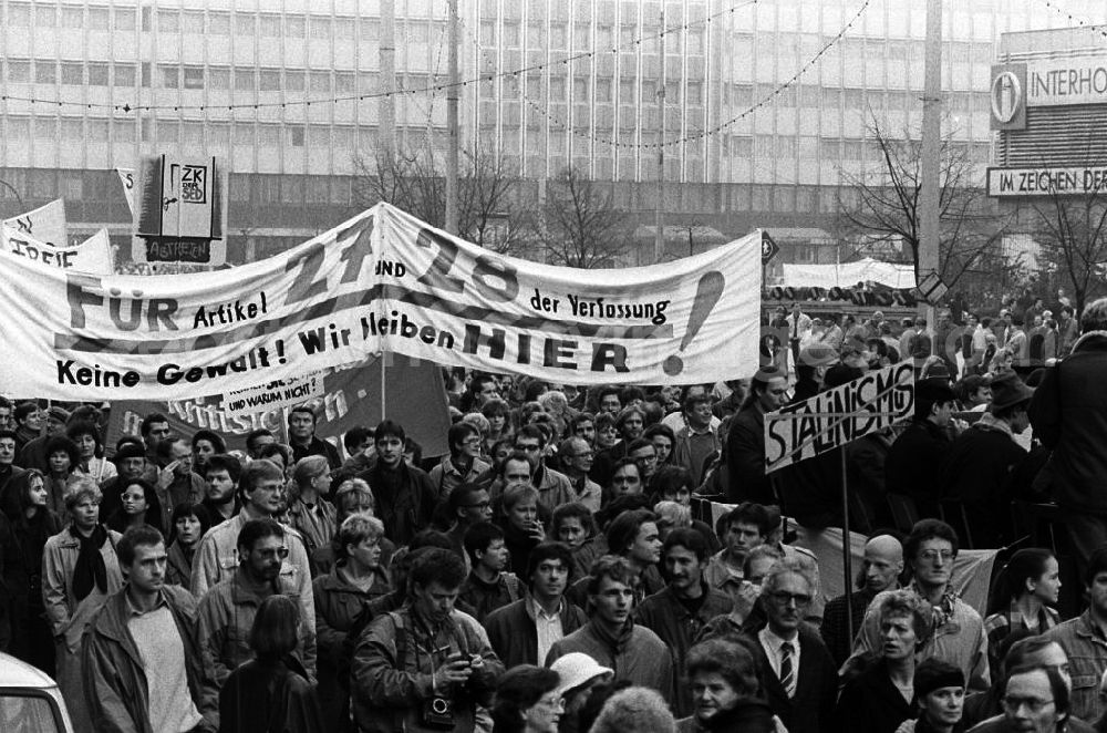 GDR photo archive: Berlin - Plakate mit politischen Forderungen werden durch Berlin getragen. Berlin erlebt am