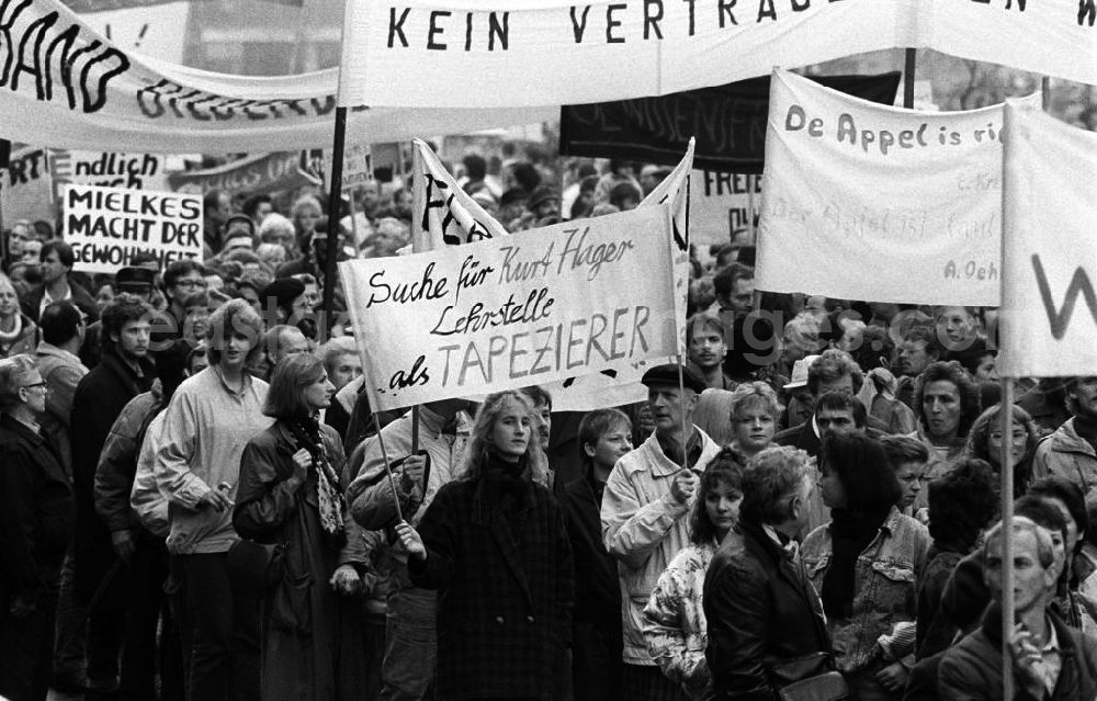GDR picture archive: Berlin - Plakate mit politischen Forderungen werden durch Berlin getragen. Berlin erlebt am