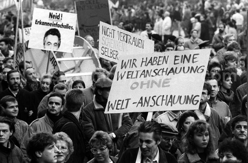 Berlin: Plakate mit politischen Forderungen - wie hier nach Reisefreiheit - werden am Berliner Palast der Republik mit dem Sitz der Volkskammer vorbei getragen. Berlin erlebt am