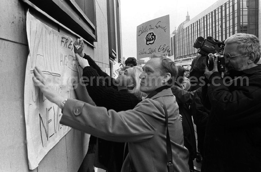 GDR image archive: Berlin - Plakate mit politischen Forderungen werden am Gebäude des Zentralkomitees der SED in Berlin befestigt. Berlin erlebt am