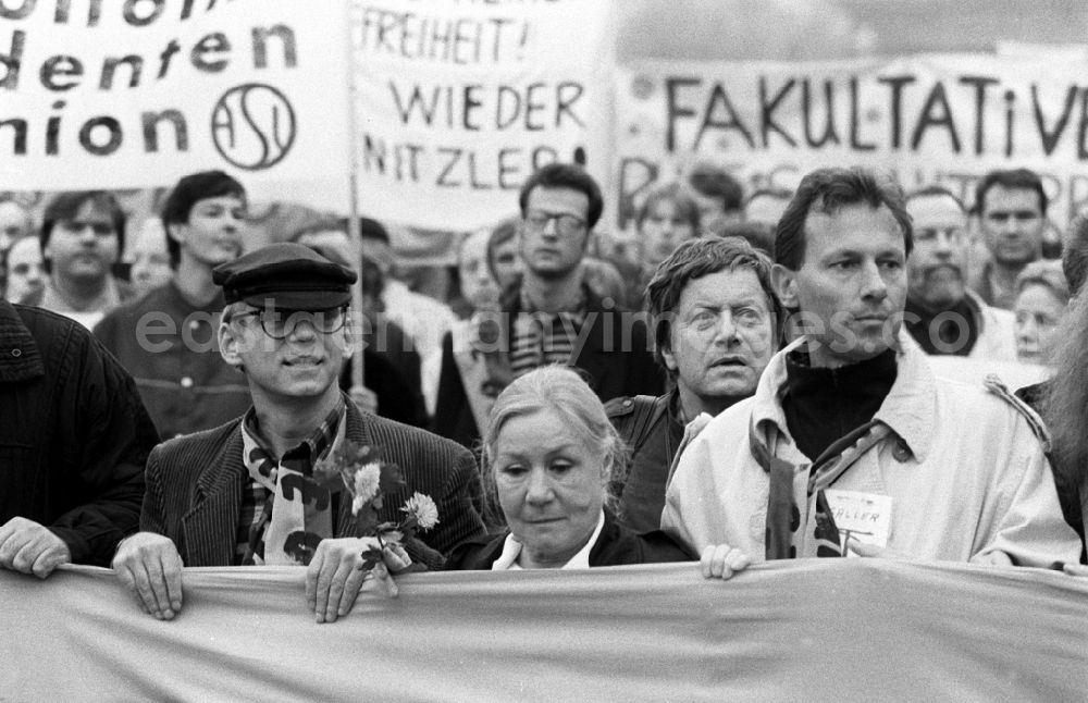 GDR picture archive: Berlin - Die Berliner Schauspielerin Käthe Reichel (M) trägt mit an einem Plakat mit politischen Forderungen. Berlin erlebt am