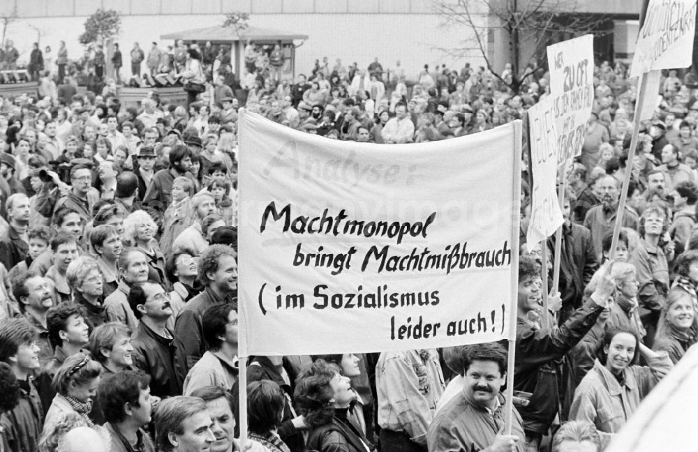GDR picture archive: Berlin - Plakate mit zum Teil sehr originell formulierten politischen Forderungen werden gezeigt. Berlin erlebt am