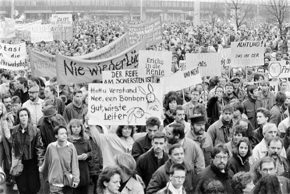GDR image archive: Berlin - Plakate mit zum Teil sehr originell formulierten politischen Forderungen werden gezeigt. Berlin erlebt am