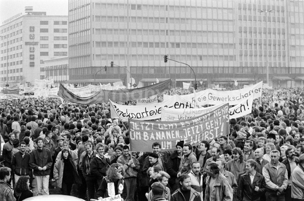 GDR photo archive: Berlin - Plakate mit zum Teil sehr originell formulierten politischen Forderungen werden gezeigt. Berlin erlebt am