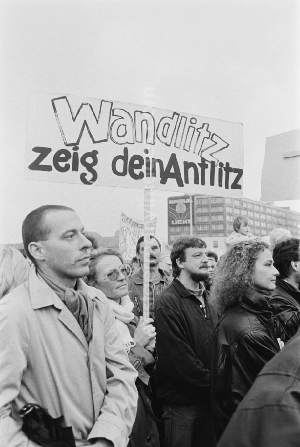 GDR image archive: Berlin - Plakate mit zum Teil sehr originell formulierten politischen Forderungen werden gezeigt. Wandlitz ist die Wohnsiedlung der Mitglieder des Politbüros des ZK der SED. Berlin erlebt am