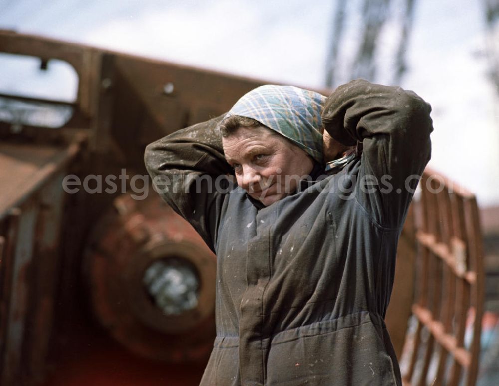 GDR photo archive: Wismar - Eine Schiffbauerin der Mathias-Thesen-Werft in Wismar bindet ihr Haar mit einem Kopftuch zusammen.