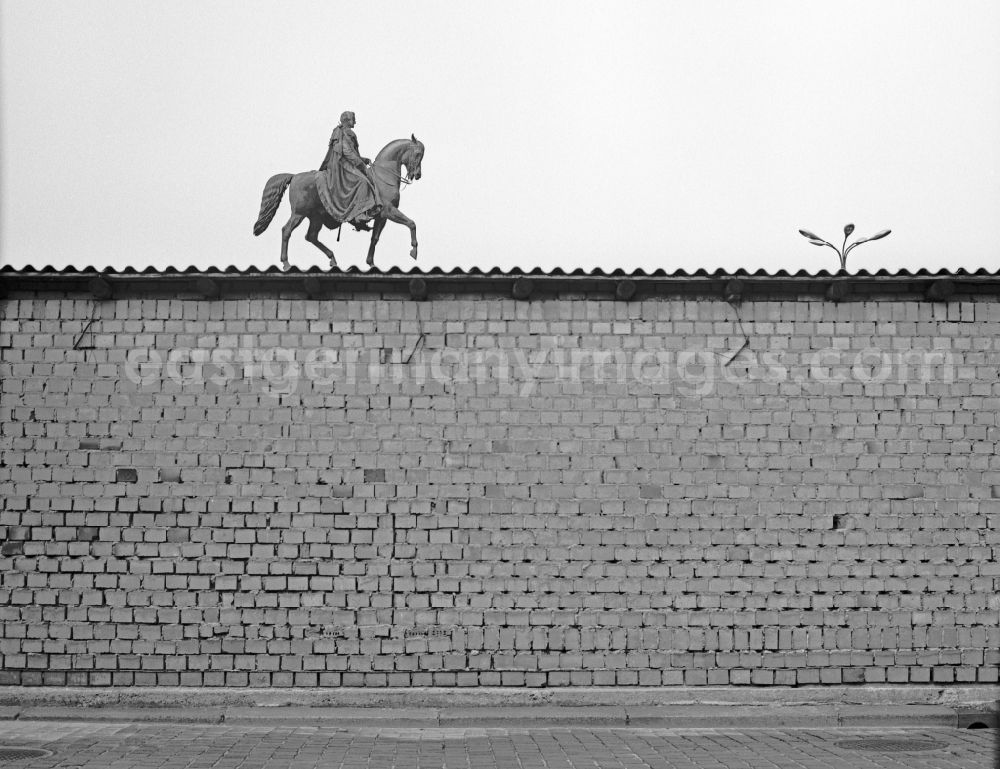 GDR photo archive: Dresden - Course of the Wall - structure of a barrack in front of the equestrian statue King John of Saxony on Sophienstrasse in the Altstadt district of Dresden, Saxony in the area of ??the former GDR, German Democratic Republic
