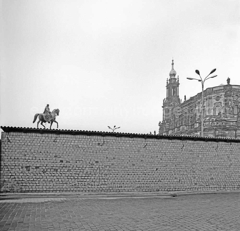 Dresden: Course of the Wall - structure of a barrack in front of the equestrian statue King John of Saxony on Sophienstrasse in the Altstadt district of Dresden, Saxony in the area of ??the former GDR, German Democratic Republic