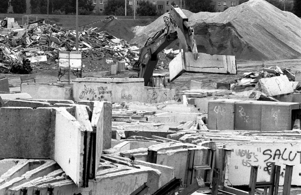 GDR image archive: Berlin - Mauer-Recycling Brehmestrasse Umschlag: 649