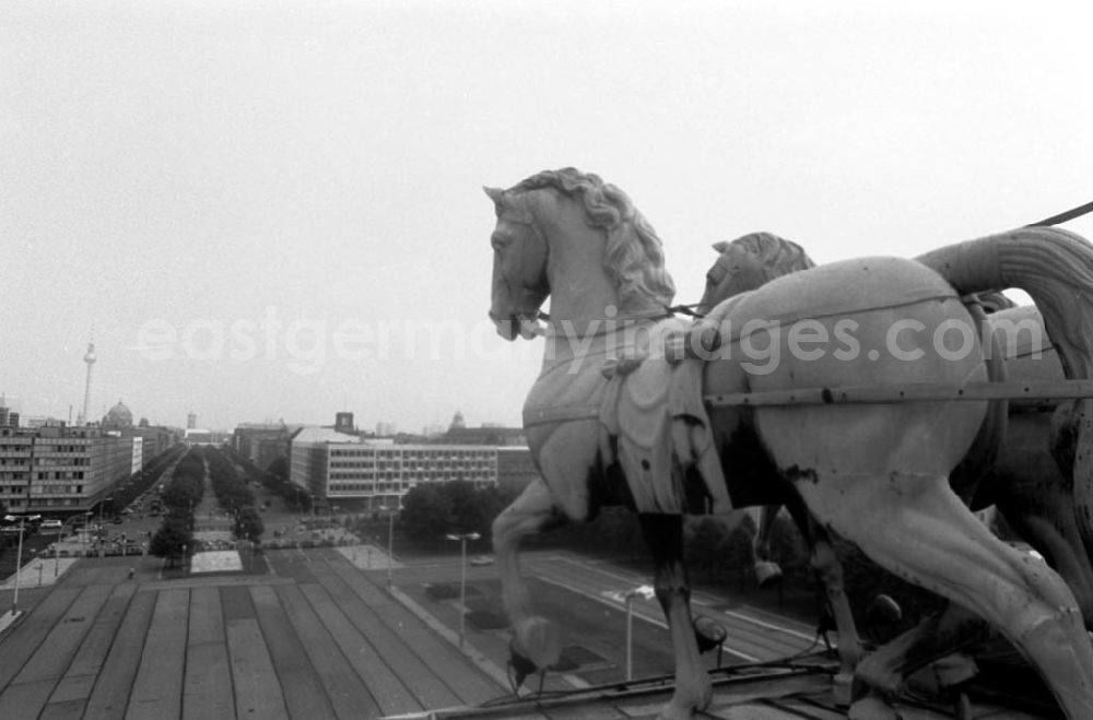 Berlin: Mauerfall / Blick vorbei an der Quadriga auf dem Brandenburger Tor am Pariser Platz in Richtung Ost-Berlin auf die Strasse Unter den Linden, wenige Tage vor dem Mauerfall in den letzten Tagen der DDR.