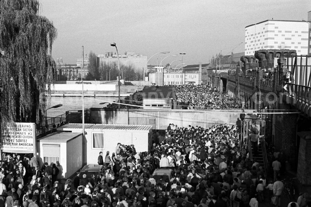 GDR image archive: Berlin - Structures and areas of the GueSt border crossing point Oberbaumbruecke in the district Friedrichshain in Berlin, the former capital of the GDR, German Democratic Republic