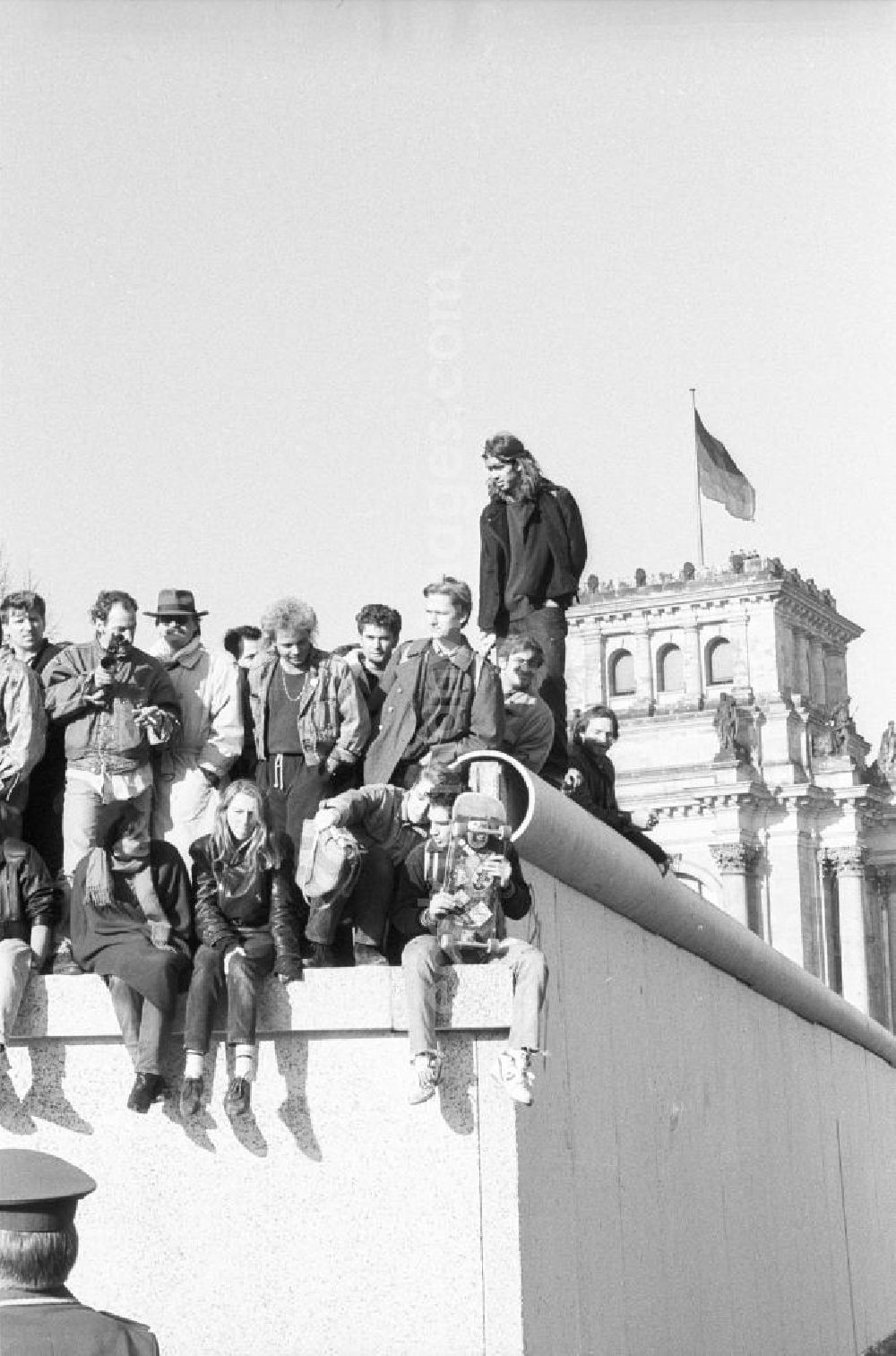 GDR image archive: Berlin - Menschen bevölkern einen Mauerabschnitt nahe des Reichstagsgebäudes in Berlin. Die Grenzöffnung, bzw. der Mauerfall, war am Abend des