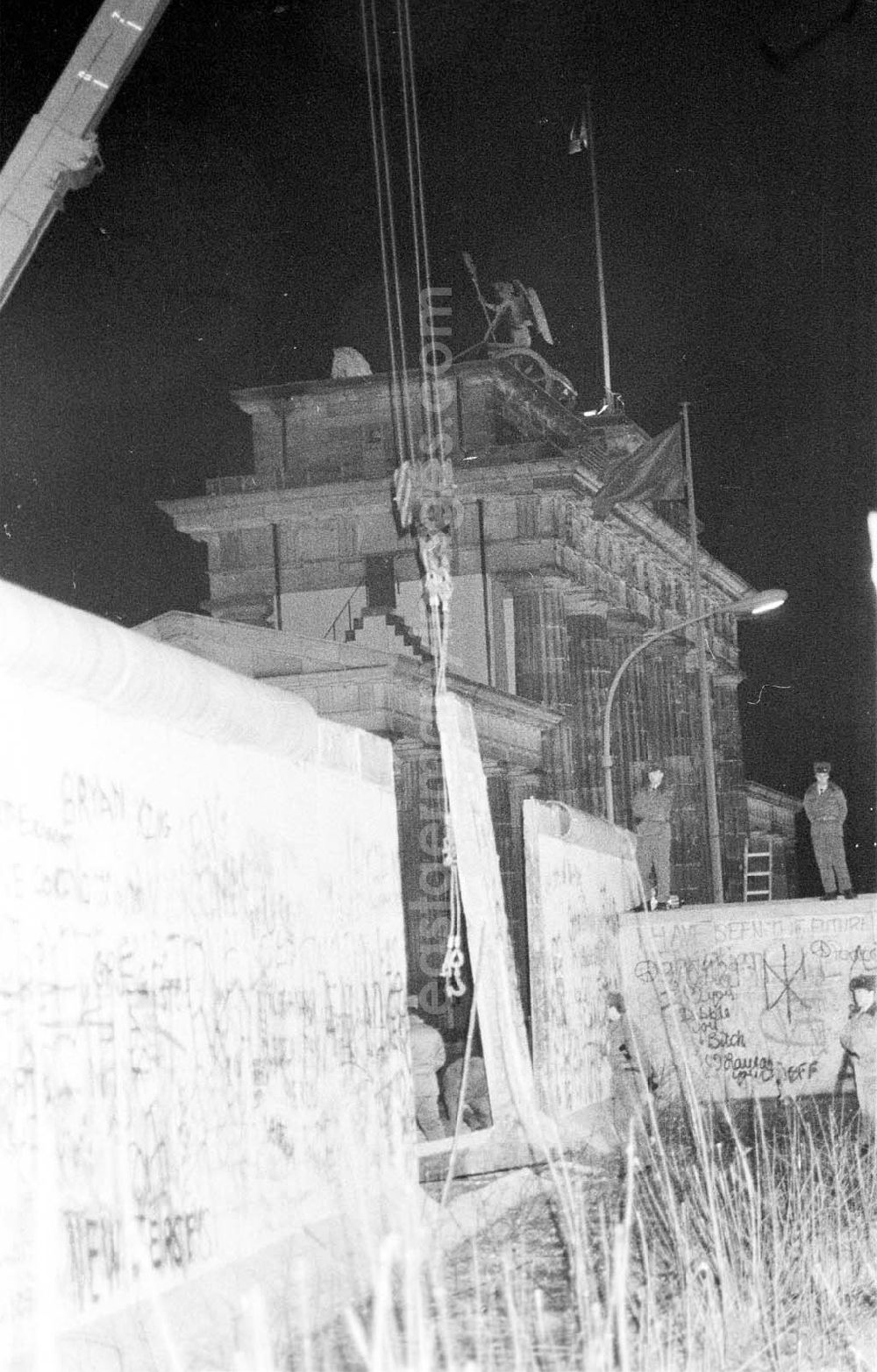 GDR photo archive: Berlin - Abriß des Panzerwalls am Brandenburger Tor in Berlin-Mitte 199
