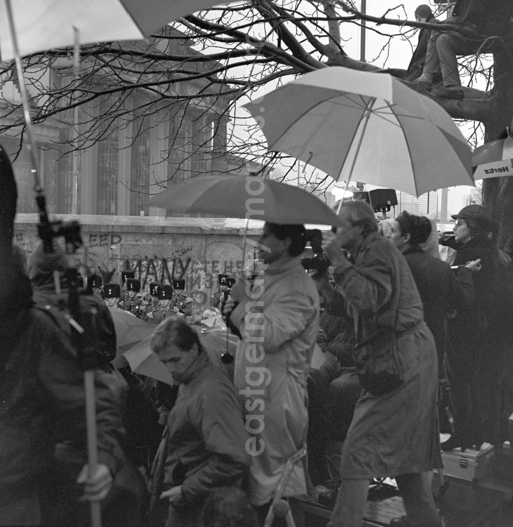 Berlin: Happening around the Brandenburg Gate during the wall opening at the Berlin Wall fell in November 1989 in Berlin. Members of the press before an open section of wall at the Brandenburg Gate