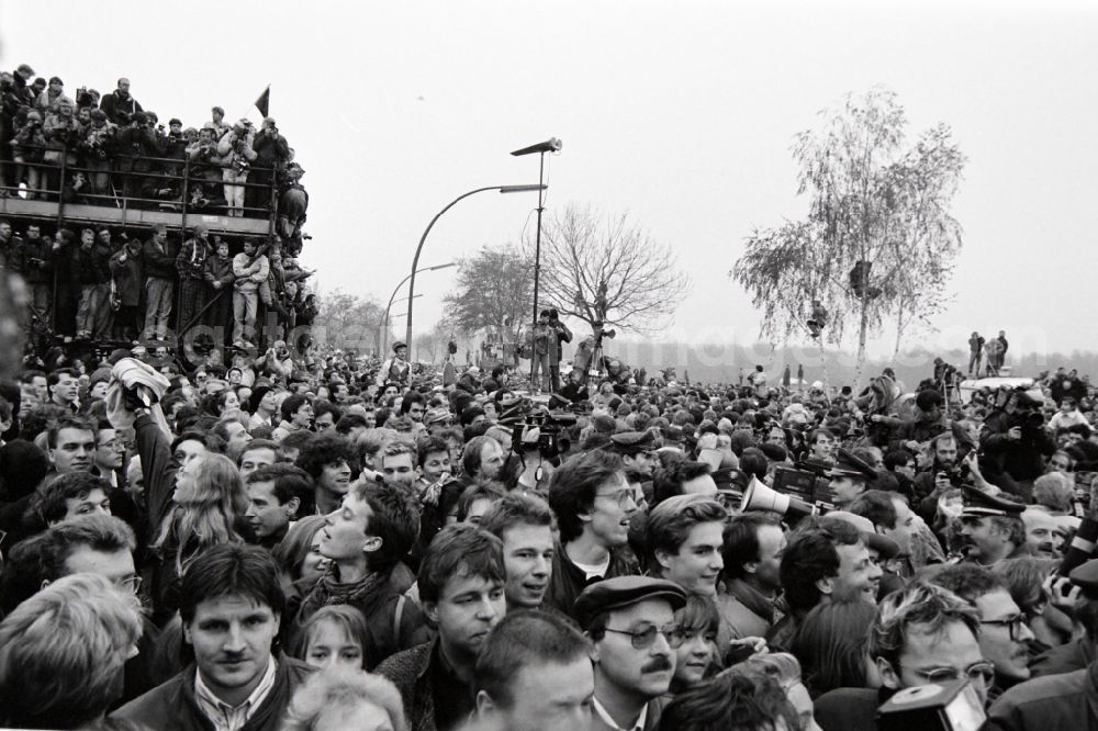 GDR picture archive: Berlin - Opening of the inner German border on the course of the wall of the state border on Potsdamer Platz in Berlin, the former capital of the GDR, German Democratic Republic