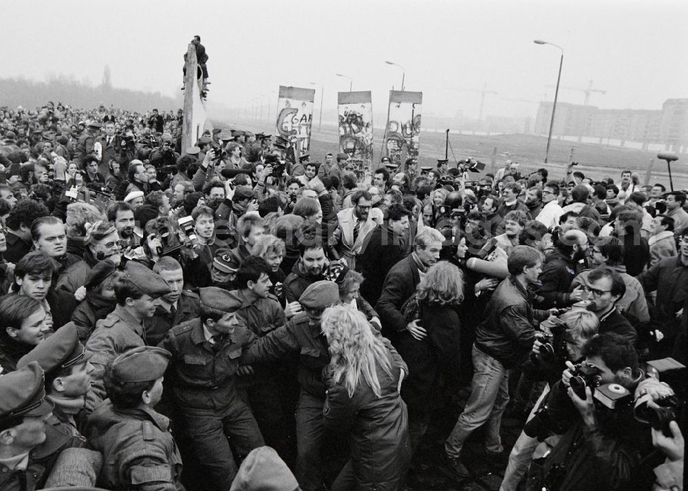 GDR image archive: Berlin - Opening of the inner German border on the course of the wall of the state border on Potsdamer Platz in Berlin, the former capital of the GDR, German Democratic Republic