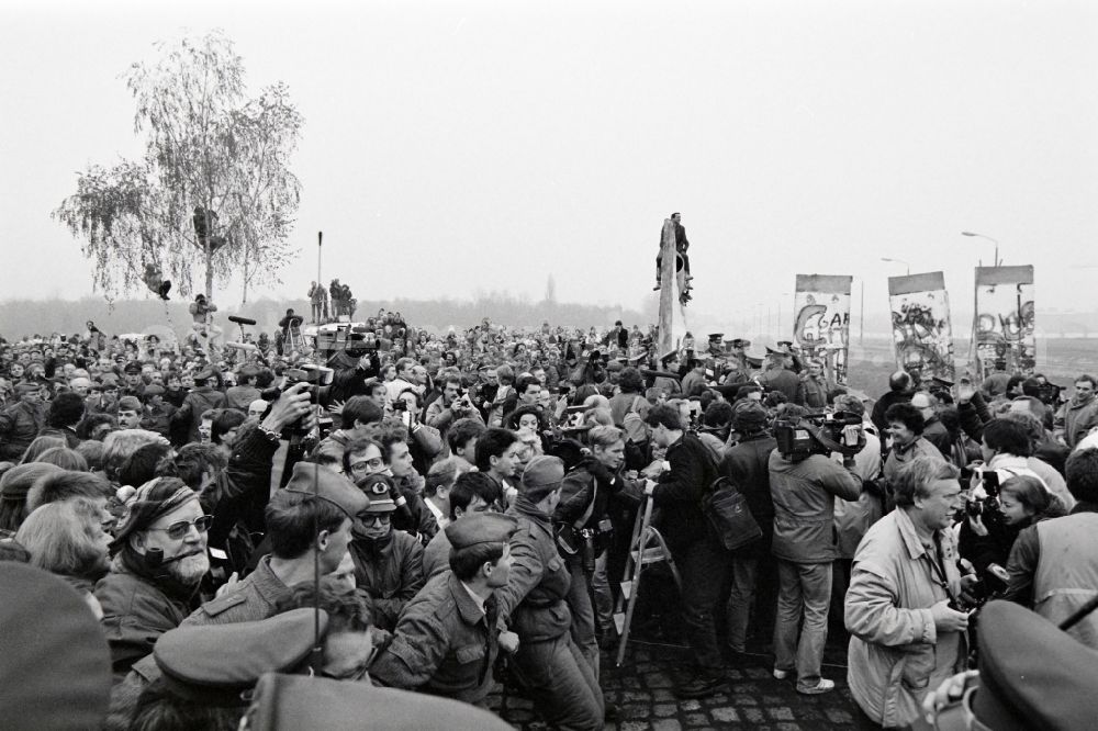 Berlin: Opening of the inner German border on the course of the wall of the state border on Potsdamer Platz in Berlin, the former capital of the GDR, German Democratic Republic