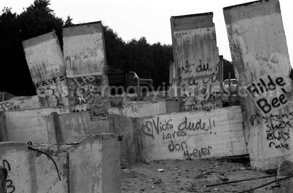 GDR picture archive: Potsdam - Mauerfriedhof, Mauerstücke / Mauerreste stehen wahllos zusammen.