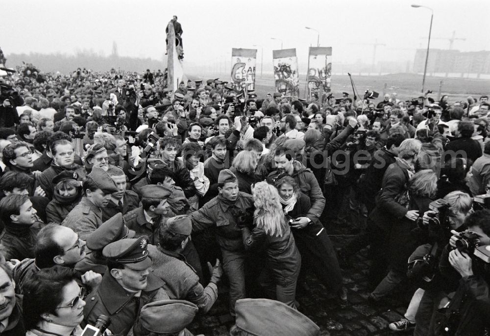GDR photo archive: Berlin - Opening of the inner German border on the course of the wall of the state border on Potsdamer Platz in Berlin, the former capital of the GDR, German Democratic Republic