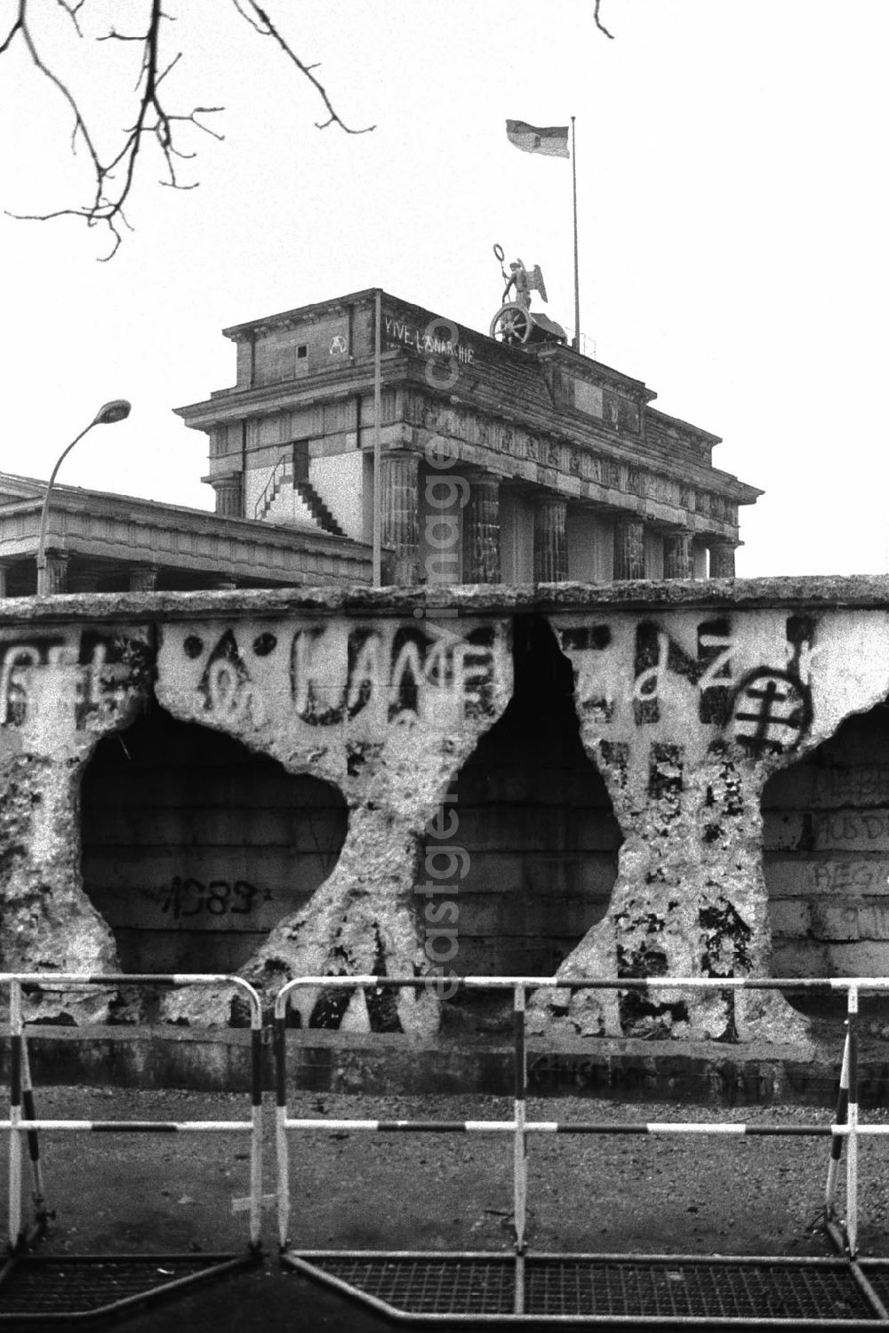 GDR photo archive: Berlin-MitteBerlin-Tiergarten - Durch Mauerspechte gezeichnete Mauerreste vor dem Brandenburger Tor.