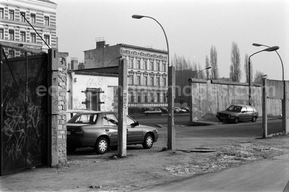 GDR photo archive: Berlin - Remains of the Wall (East Side Gallery) on the Muehlenstrasse in Berlin - Friedrichshain, the former capital of the GDR, German Democratic Republic