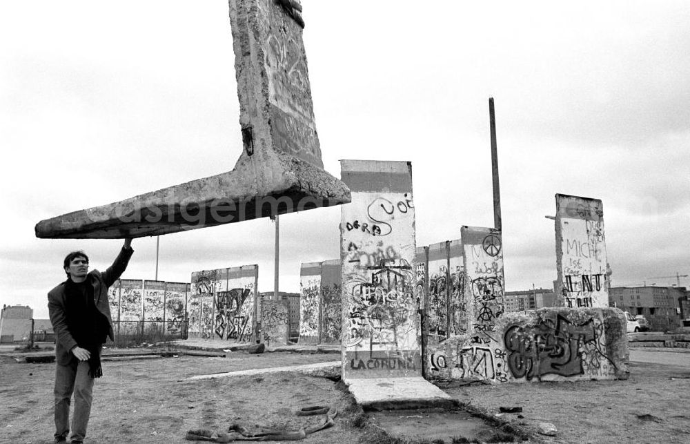 Berlin: Als Mahnmal aufgestellt Mauersegmente am Potsdamer Platz, ein Segment hängt in der Luft am Kran.