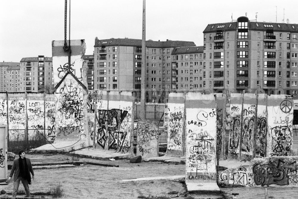 GDR image archive: Berlin - Als Mahnmal aufgestellt Mauersegmente am Potsdamer Platz, ein Segment hängt in der Luft am Kran.