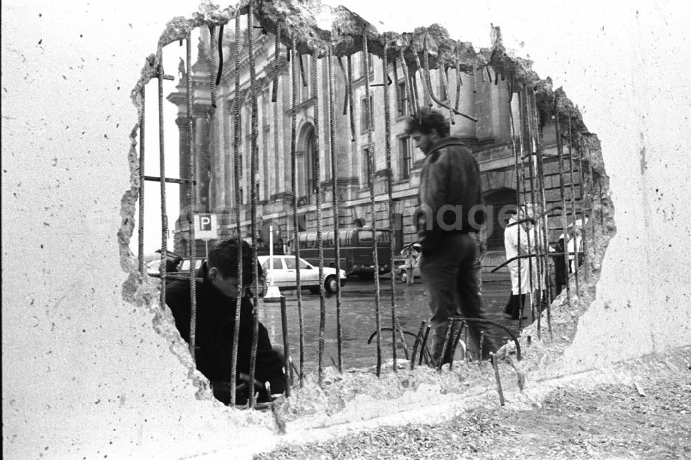 GDR photo archive: Berlin-MitteBerlin-Tiergarten - Mauerspechte bei der Arbeit (Brandenburger Tor-Reichstag) Januar199