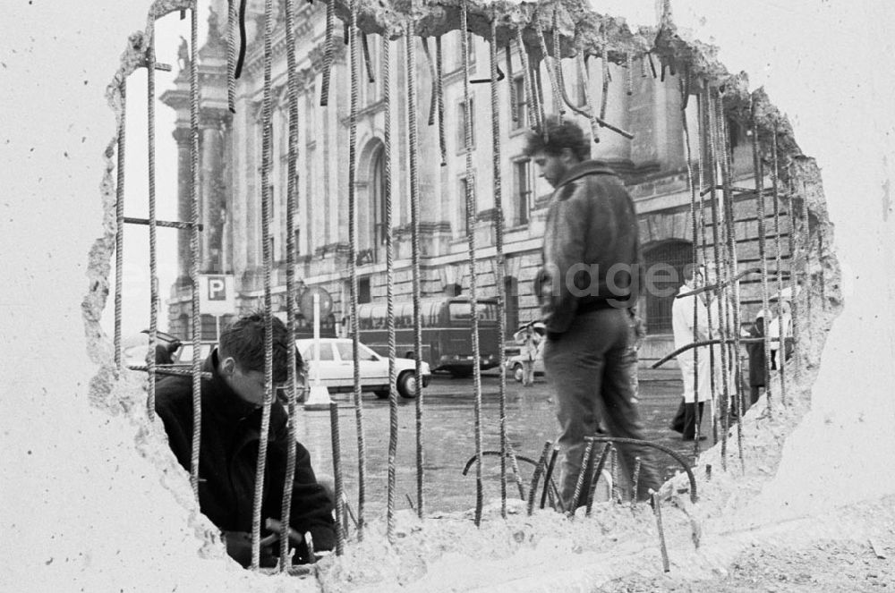 GDR picture archive: Berlin-Mitte Berlin-Tiergarten - Mauerspechte bei der Souvenirjagd am Grenzstreifen hinter dem Brandenburger Tor vor dem Reichstag - Berlin 199