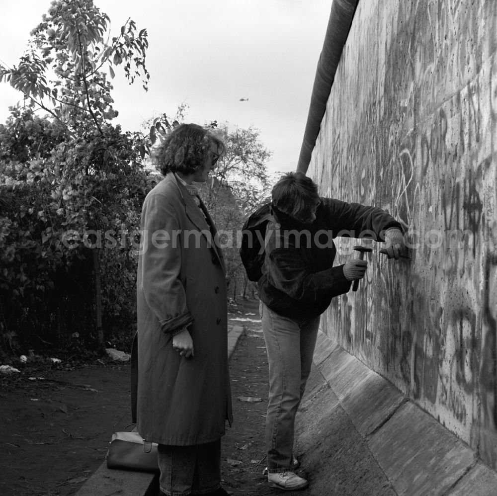 GDR image archive: Berlin - Mitte - Wallpeckers at the Berlin Wall in Berlin - Mitte. As wallpeckers people were popularly known, edited the Berlin Wall after the Berlin Wall in 1989 and crushed