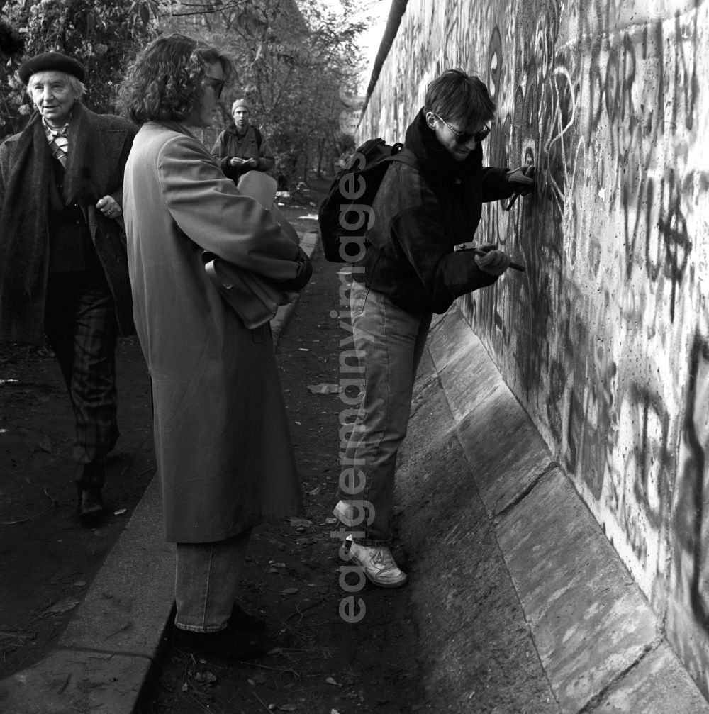 GDR photo archive: Berlin - Mitte - Wallpeckers at the Berlin Wall in Berlin - Mitte. As wallpeckers people were popularly known, edited the Berlin Wall after the Berlin Wall in 1989 and crushed