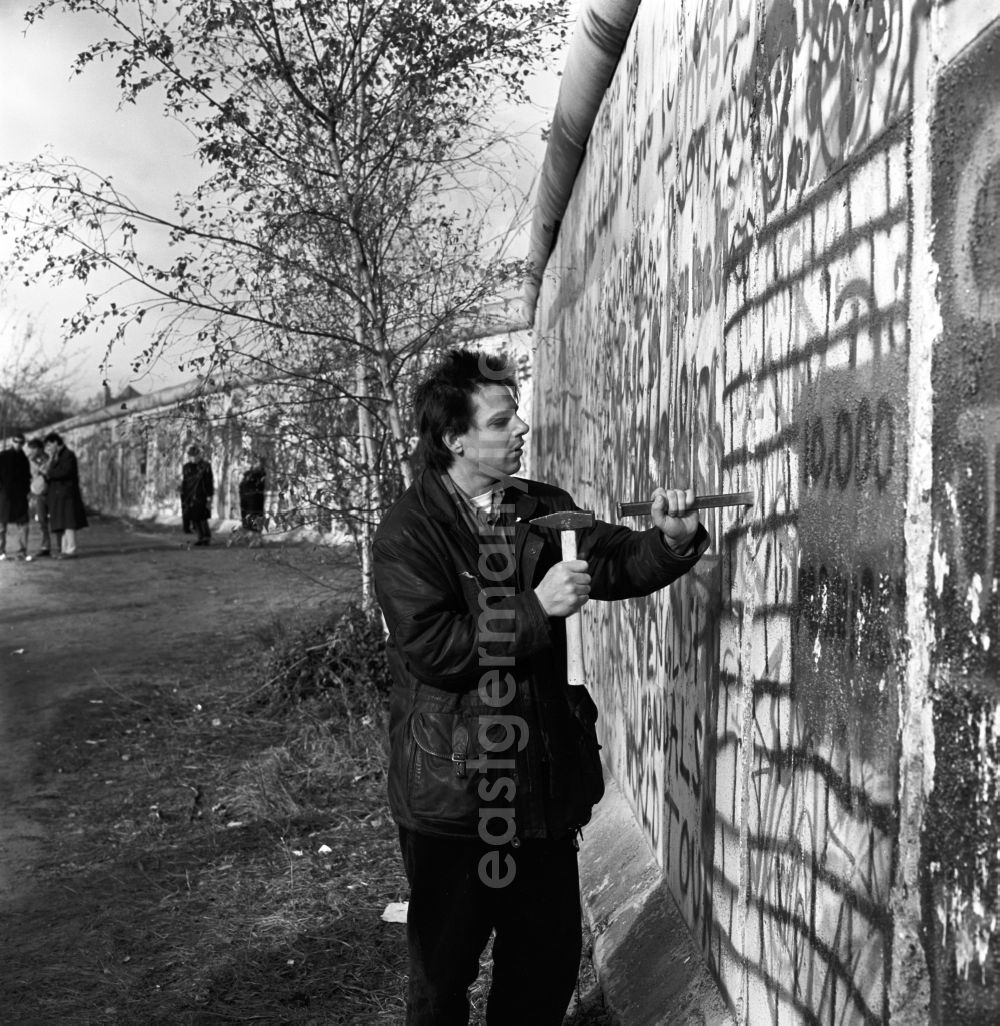 GDR photo archive: Berlin - Mitte - Wallpeckers at the Berlin Wall in Berlin - Mitte. As wallpeckers people were popularly known, edited the Berlin Wall after the Berlin Wall in 1989 and crushed