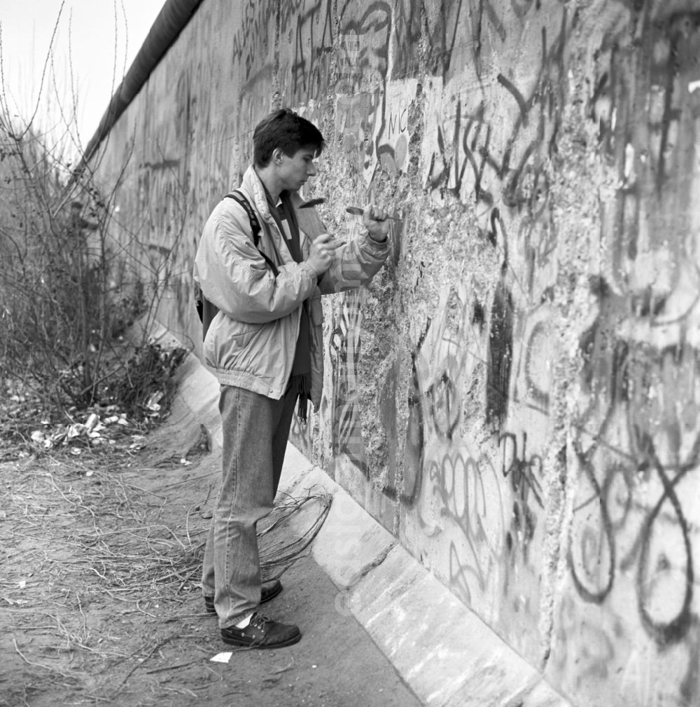 GDR image archive: Berlin - Wallpeckers near the Brandenburg Gate arranged with a hammer the Berlin wall