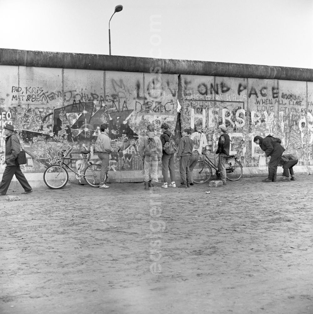 Berlin: A group of wallpeckers in front of the Berlin Wall at the public square Potsdamer Platz in Berlin