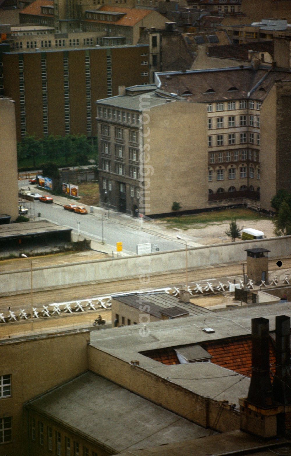 GDR picture archive: Berlin - View from a high-rise apartment building on Leipziger Strasse in East Berlin across the Wall strip towards Kreuzberg - West Berlin on the territory of the former GDR, German Democratic Republic