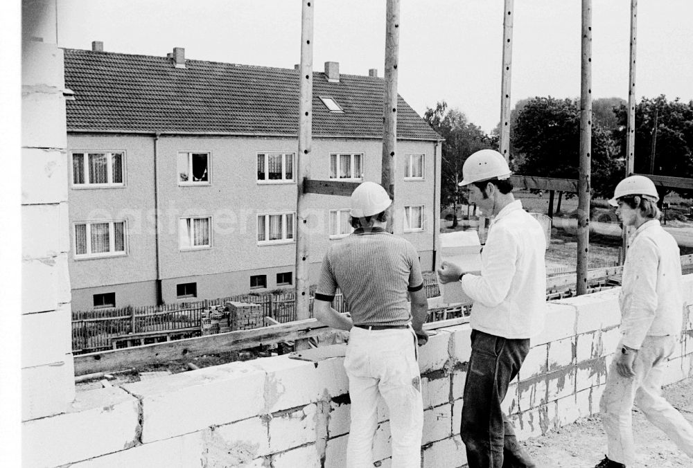 GDR photo archive: Seelow - Mason at work in Seelow, in the present state of Brandenburg