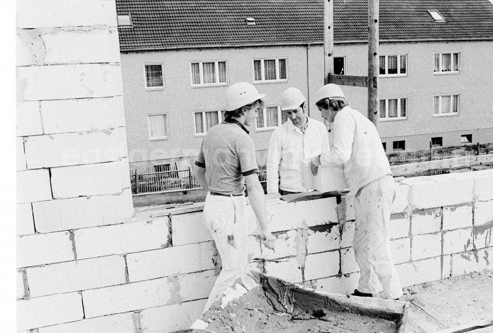 GDR picture archive: Seelow - Mason at work in Seelow, in the present state of Brandenburg