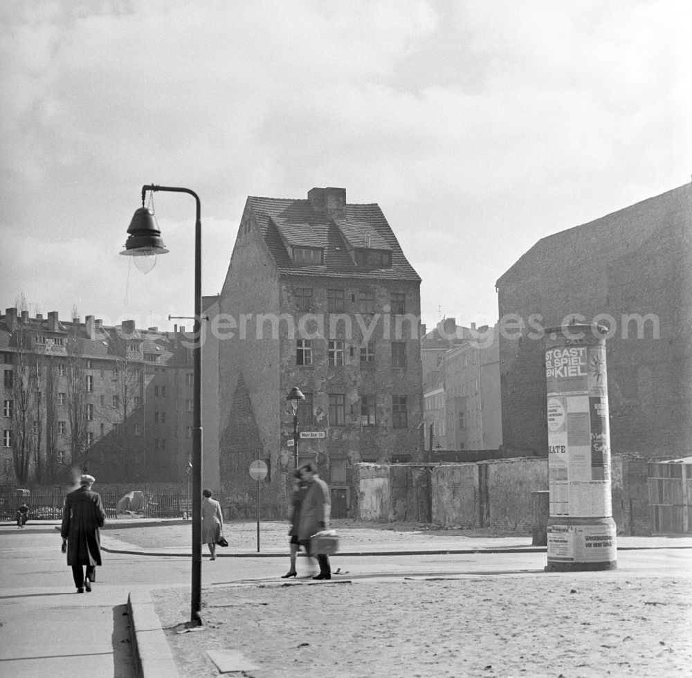GDR picture archive: Berlin - Mitte - Max-Beer-street corner line street in Berlin