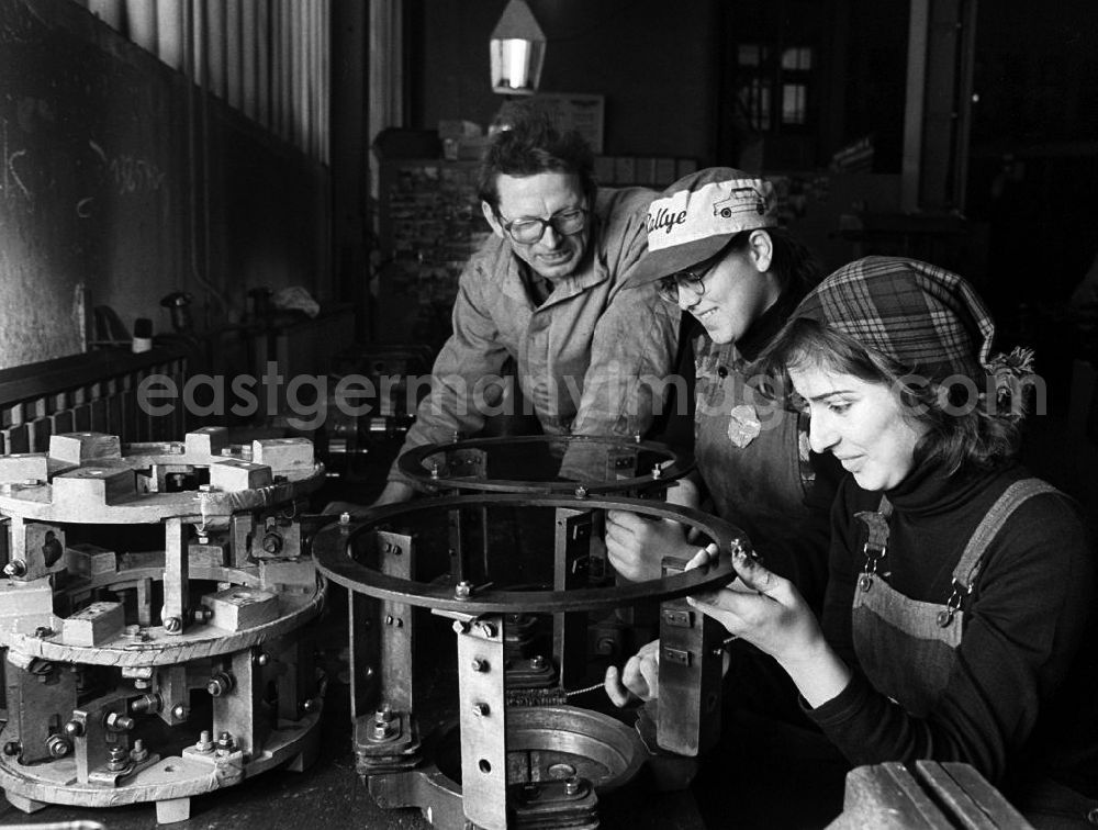 GDR photo archive: Cottbus - Zwei junge Damen werden von einem Arbeiter im RAW (Reichsbahnausbesserungswerk) Cottbus eingewiesen. Im Rahmen des polytechnischen Unterricht nahmen die Schüler aktiv an der DDR-Produktion teil.