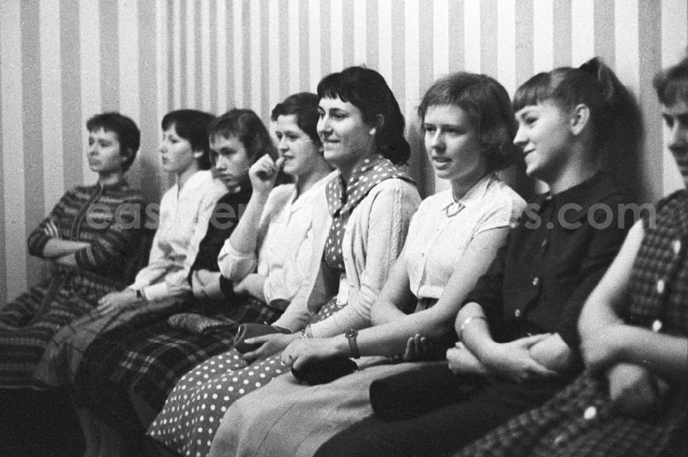 GDR picture archive: Leipzig - Mädchen sitzen auf einer Bank während einer Tanzstunde im FDJ-Klubhaus. Bestmögliche Qualität nach Vorlage!